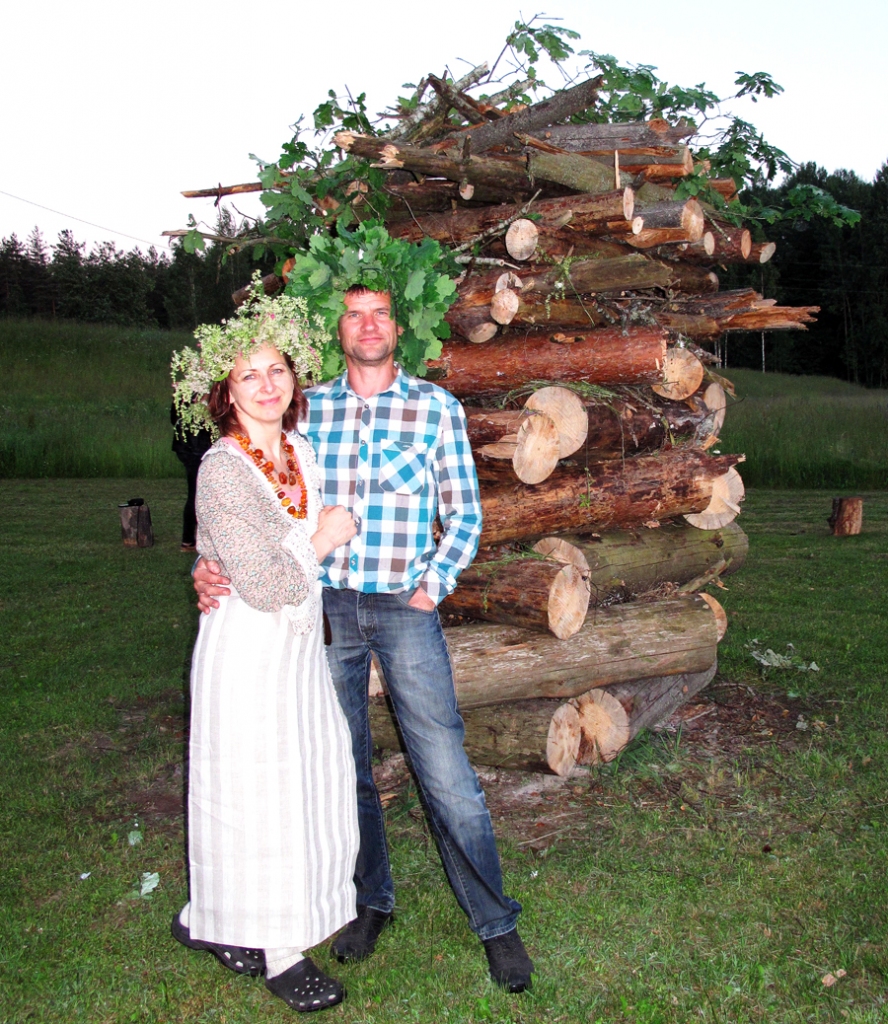 Pašu pļavās lasīto ziedu un no saviem ozoliem lauzto zaru vainagos ir pavisam cits spēks, skaistums un enerģētika. To apjautuši Vecumnieku novada Vallē dzīvojošie aktieri Zane un Vilis Daudziņi. 