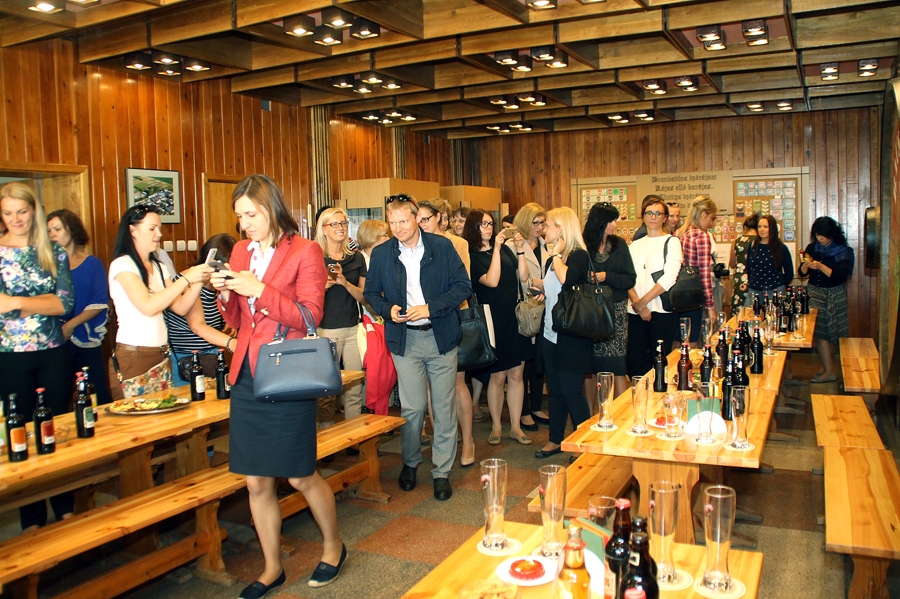 ES struktūrfondu Uzraudzības komitejas dalībniekiem bija iespēja degustēt «Bauskas alus» produkciju. 
Autors: Uldis Varnevičs