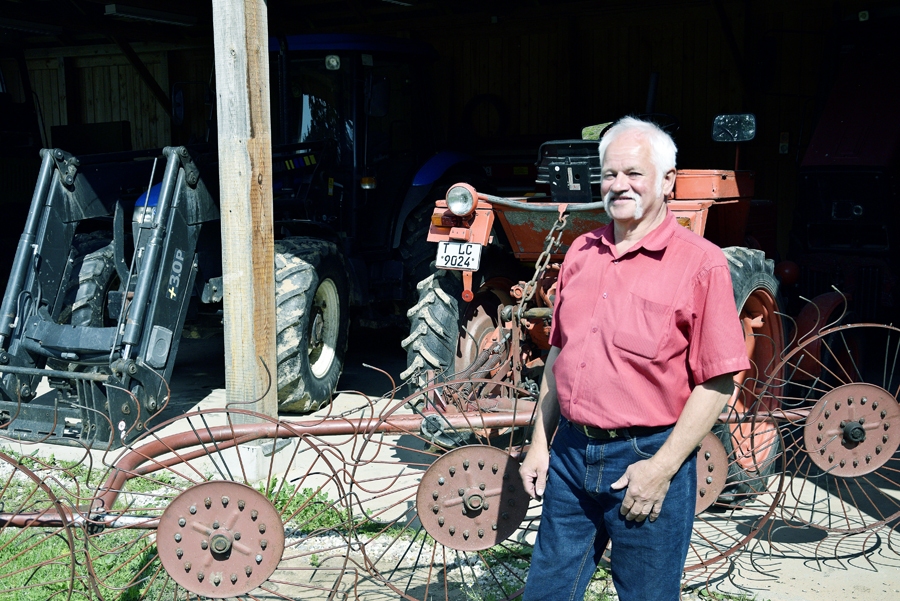 Aivara Auziņa tehnikas novietne celta par godu dēla kāzām, tur viesiem rīkojuši «ļembastu» un ieturēšanos. 
Autors: Ivars Bogdanovs