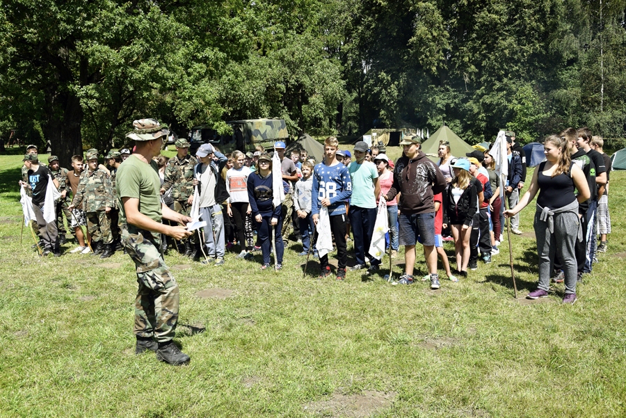 Vienības nostājušās pārbaudei – vai visi komandas dalībnieki ir ierindā un neviens nav noklīdis. Pēc tam jaunsargi dosies pusdienās. 
Autors: Ivars Bogdanovs