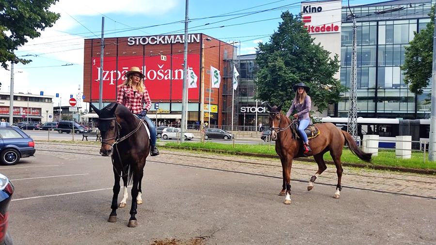 Kantrifestivālu Rīgā reklamēja ar zirgu izbraucienu. 
Autors: no organizatoru albuma