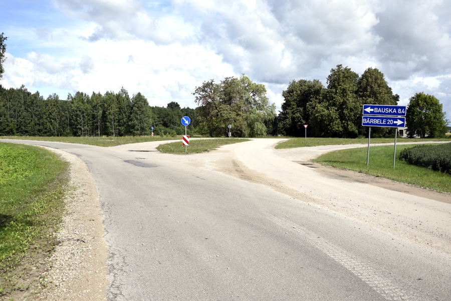 Krustojuma uz Bauskas–Aizkraukles ceļa pārbūve būs viens no lielākajiem darbiem. Te paredzēts paplašināt ceļa sadalošās joslas un uzlikt jaunas apmales.
Autors: Ivars Bogdanovs