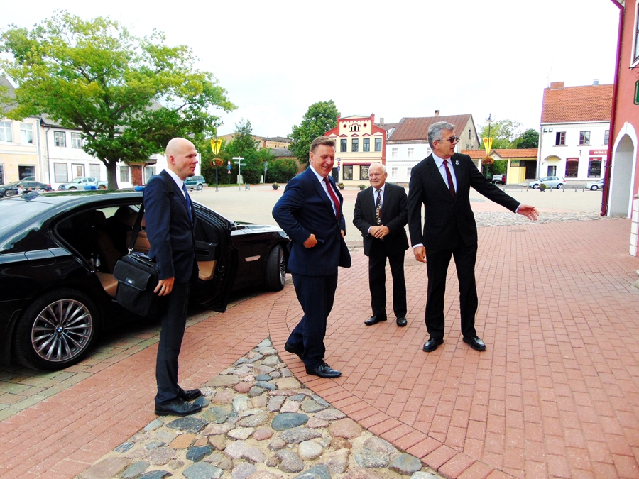 Ministru prezidentu Māri Kučinski (vidū) pie atjaunotā Bauskas Rātsnama sagaida novada domes priekšsēdētājs Raitis Ābelnieks (no labās) un viņa vietnieks Alvis Feldmanis.
Autors: Vilnis Auzāns