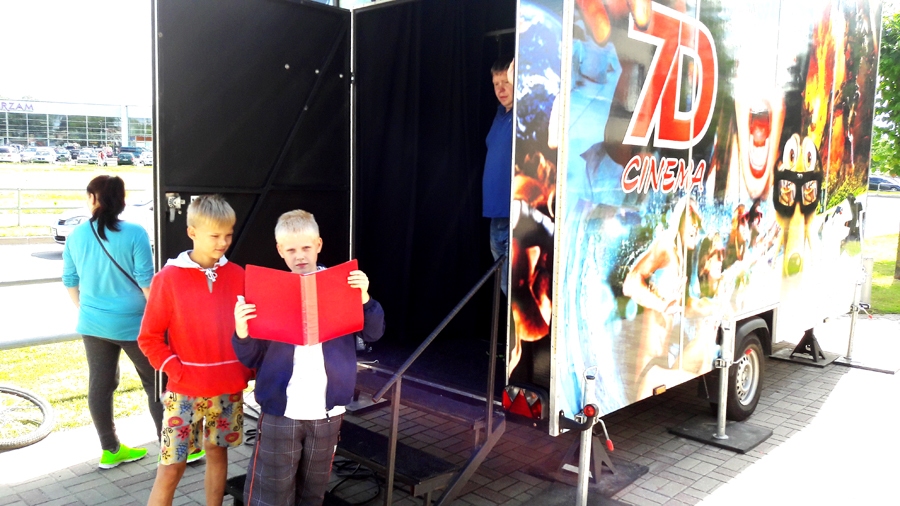 Virtuālā ceļojuma istabu izvēlas Mārtiņš Mālders (no kreisās) un Ričards Raismans.
Autors: Artūrs Dulbe