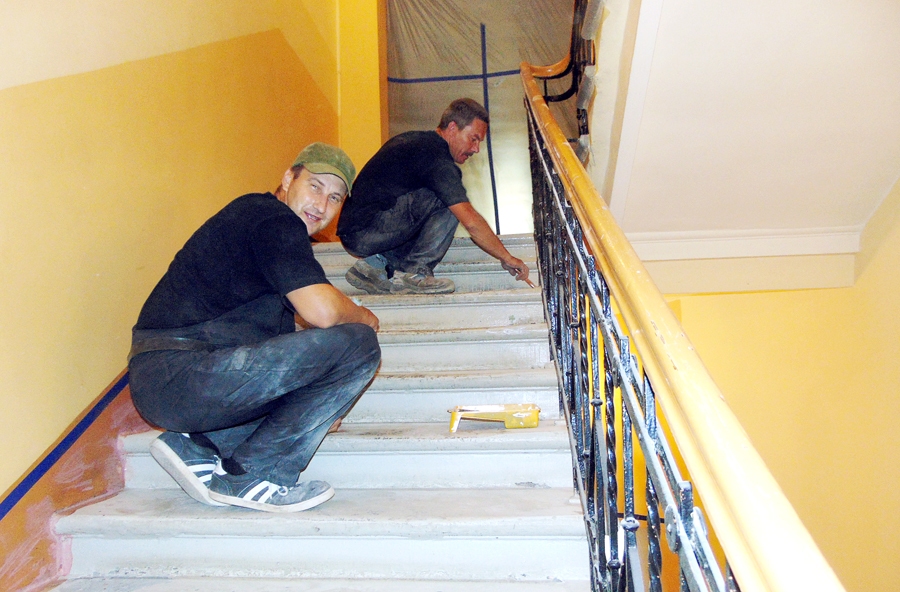 Kāpnes remontē SIA «Kvintets M» strādnieki Vilnis Veģis un Ļevs Madlinskis. 
Autors: Vilnis Auzāns