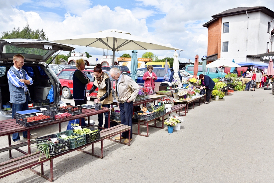 Bauzes tirgū Bauskā tiek piedāvātas meža un dārza veltes.
Autors: Ivars Bogdanovs