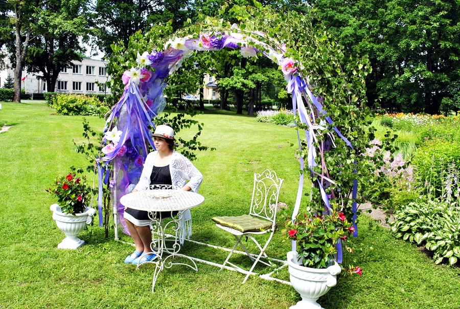 Floristu veidotas kompozīcijas un objekti sestdien rotāja skvērus Vecumniekos.
Autors:  Māris Krūmiņš