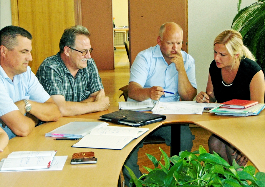 Par iespējamām pārmaiņām sabiedriskā transporta maršrutos, kā arī skolēnu pārvadājumos spriež Bauskas novada administrācijas transporta nodaļas vadītājs Andris Juškevics (no kreisās), pārvadātāju pārstāvji Uldis Kolužs un Jānis Kļaviņš, kā arī Zemgales plānošanas reģiona maršrutu tīkla plānotāja Dana Švēdere. 
Autors: Vilnis Auzāns