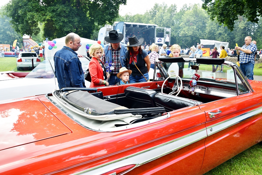 Publikas izklaidei piedāvāts apbrīnot amerikāņu auto.
Autors: Ivars Bogdanovs