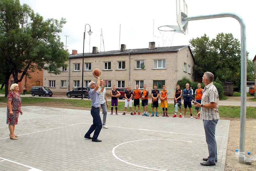 Strītbola laukuma atklāšana. Biruta Grantiņa (no kreisās) un Voldemārs Čačs veica simboliskos laukuma atklāšanas metienus. 
Autors: Uldis Varnevičs
