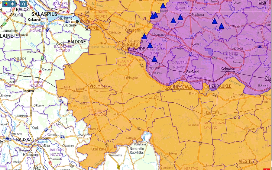 Riska teritorijas: tumši pelēkā ir otrā riska zona, gaiši pelēkā – pirmā riska zona. Ar trīsstūrīšiem apzīmētas vietas, kur identificēti pēdējie inficētu mežacūku gadījumi.
Autors: Karte no pvd.gov.lv.