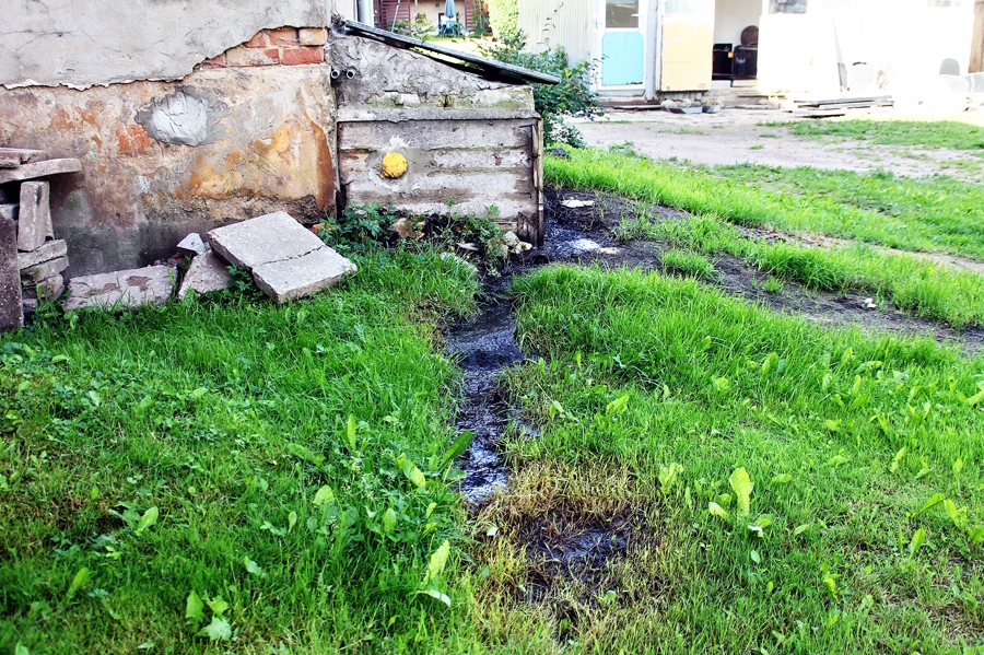 Bauskā, pie Rīgas ielas 59. mājas, kanalizācija plūda uz pagalma zāliena.
Autors: Uldis Varnevičs