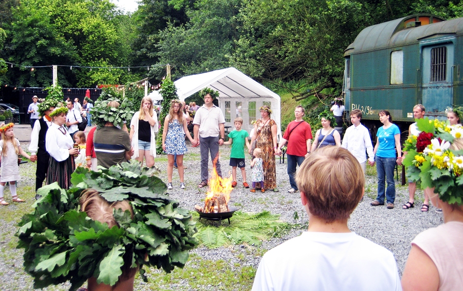 Jāņubērni vienojas kopīgā dziesmā.
Autors: Ivars Zadovskis