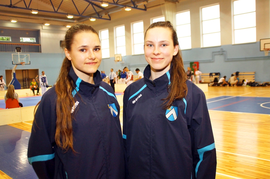 Inese (no kreisās) un Jolanta Tarvidas guvušas godalgas sacīkstēs Luksemburgā. 
Autors: no «Bauskas Dzīves» arhīva