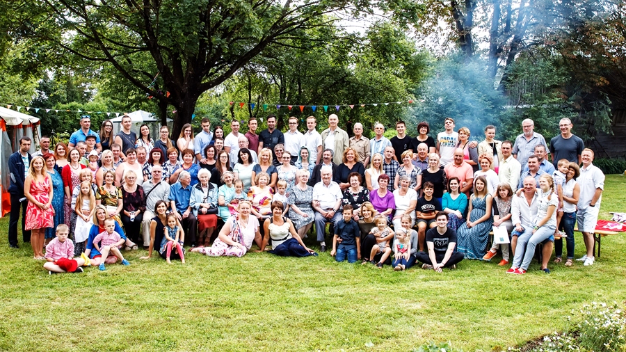 
Piebalgu dzimtas pirmās satikšanās galvenā fotoliecība – kopbilde, kas katram dalībniekam raisa atmiņas, uzviļņo emocijas. 
Autors: Artūrs Zuika