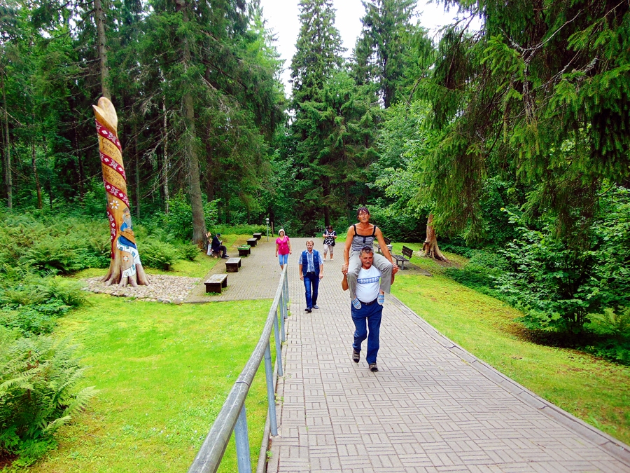 Munameģa kalnā savu Sandru uznes Brunavas čalis Jānis. 
Autors:  Vilnis Auzāns