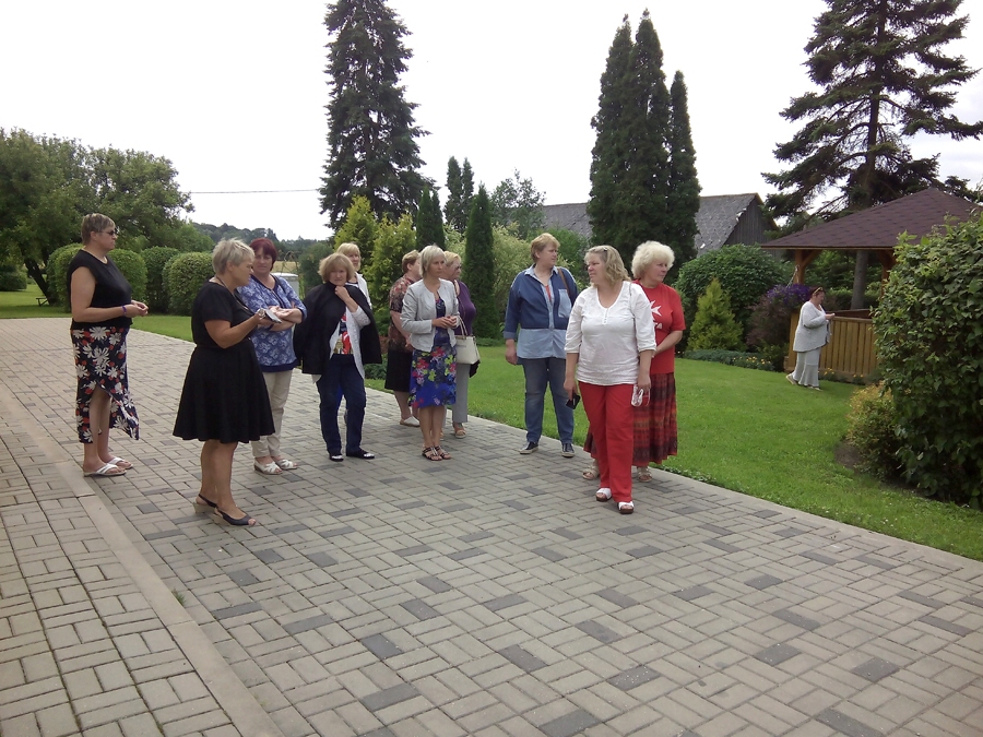 Apvārsnietes apskatīja bibliotēkas telpas un sakopto ēkas apkārtni.
Autors: no biedrības albuma