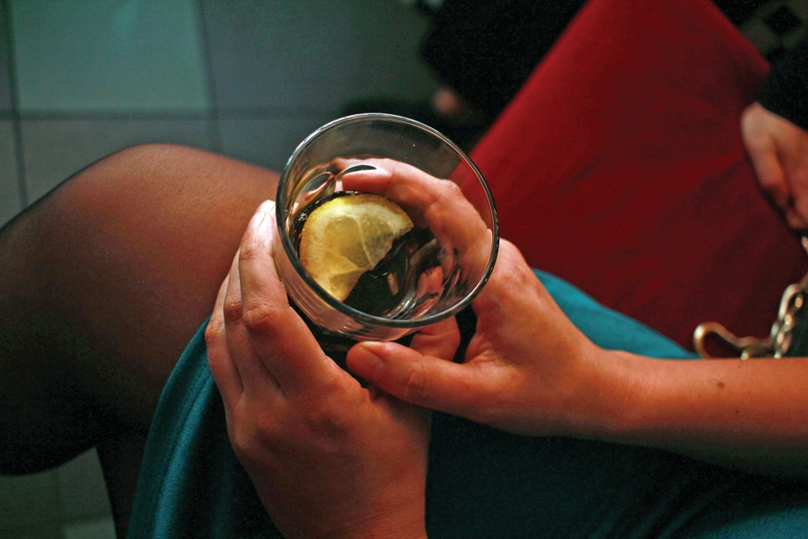 Ja cilvēks nelieto alkoholu un apmeklē dažāda veida terapiju – ne tikai medikamentozo, bet arī atbalsta grupas –, tad remisija iestājas pēc astoņiem gadiem. Ejot uz katru vizīti pie narkologa, personai ir jāmaksā pacienta maksa – 4,27 eiro. Ja cilvēkam ir trūcīgās personas izziņa, tad no šīs maksas viņš ir atbrīvots. Ja persona ārstēsies stacionārā, piemēram, Straupē vai Narkoloģijas centrā Rīgā, tad viņam būs jāmaksā stacionāra noteiktā dienas maksa. Ir Minesotas programma, kur ar ārsta nosūtījumu ārstēšanās maksā lētāk, bet bez ārsta nosūtījuma jārēķinās ar vairāk nekā 700 eiro. Tad 28 dienas jāpavada stacionārā, izejot psihoterapijas kursu. 
Autors: Diāna Lozko