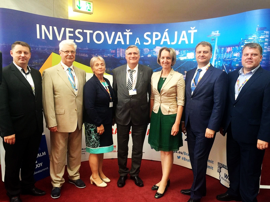 Latvijas delegācija. Andris Jaunsleinis (centrā) un Inga Bērziņa (pa labi) par samita galveno ieguvumu uzskata vienotības sajūtu, kas eiropiešiem vajadzīga pēc «Brexit».
Autors: no Latvijas pašvaldību savienības albuma.