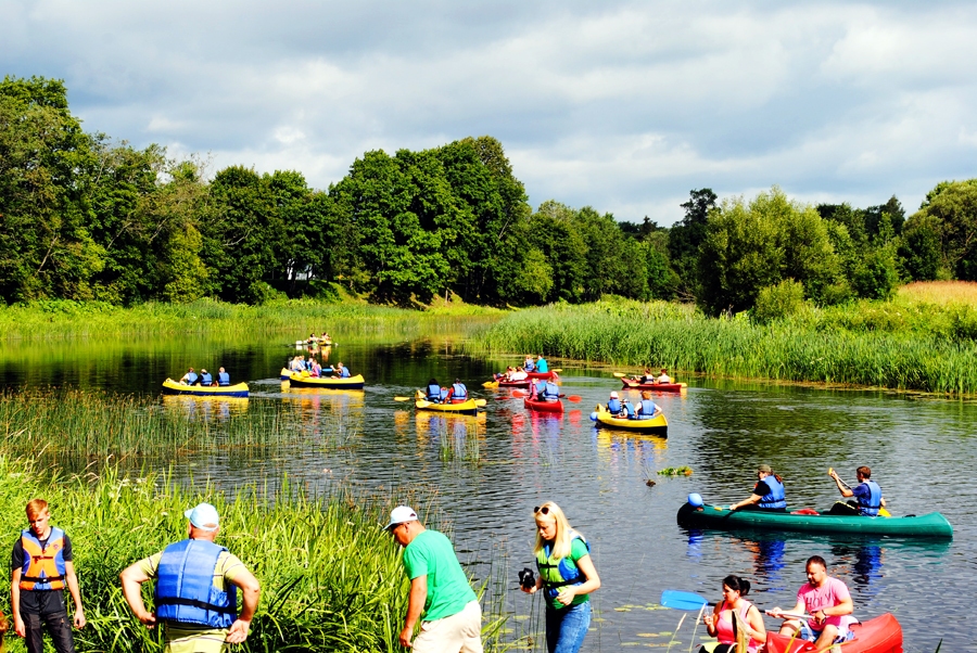 Brauciena starts no «Krastiem» kaimiņu Neretas novada Mazzalves pagastā piepildīja upi ar līksmiem airētājiem krāsainās laivās.
Autors: Antra Ērgle