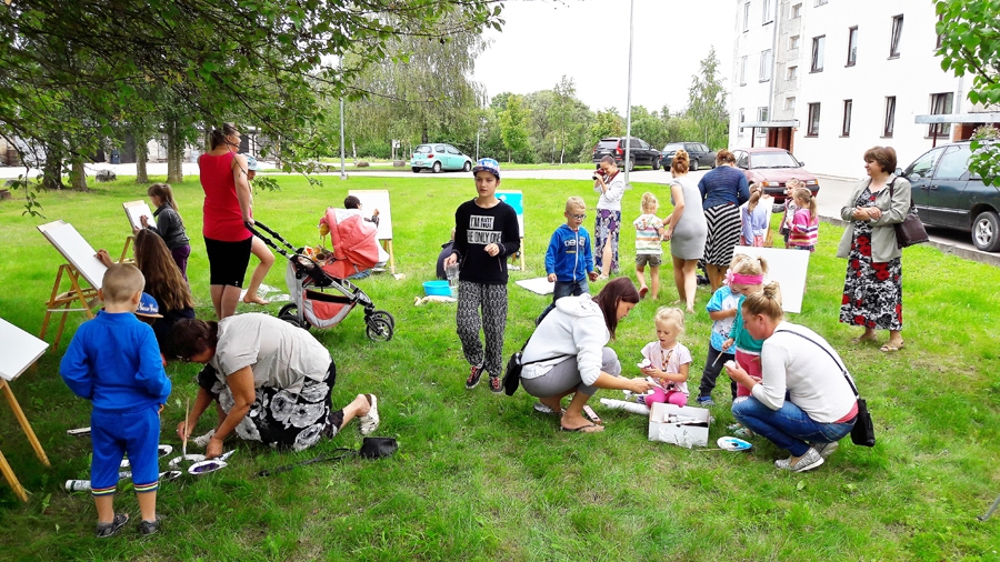 Gleznošanas plenērā Pilsrundāles bibliotēkas pagalmā pulcējās gan mazie mākslinieki, gan viņu mammas un vecmammas.
Autors: Artūrs Dulbe