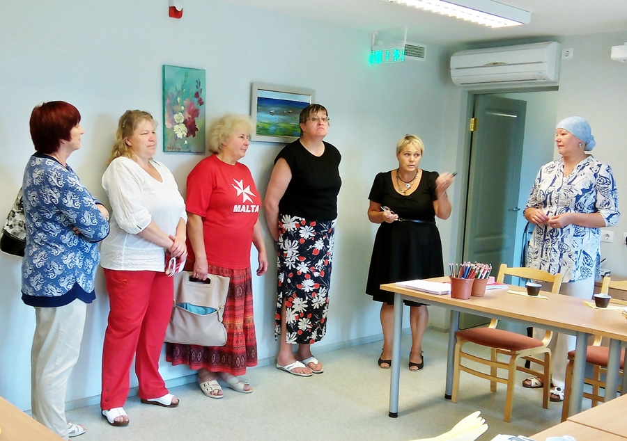 Zorģenieces Laimdota Udalova (no labās) un Aina Ezergaile uzņēma Bauskas novada dāmas ciemata bibliotēkā.
Autors: no biedrības albuma