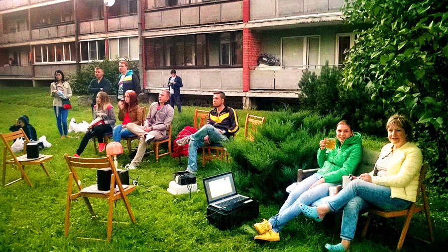 Ozolu ielas namu iedzīvotāji Eiropas futbola čempionāta finālu noskatījās nama pagalmā. 
Autors: Foto no Bruno Baha albuma