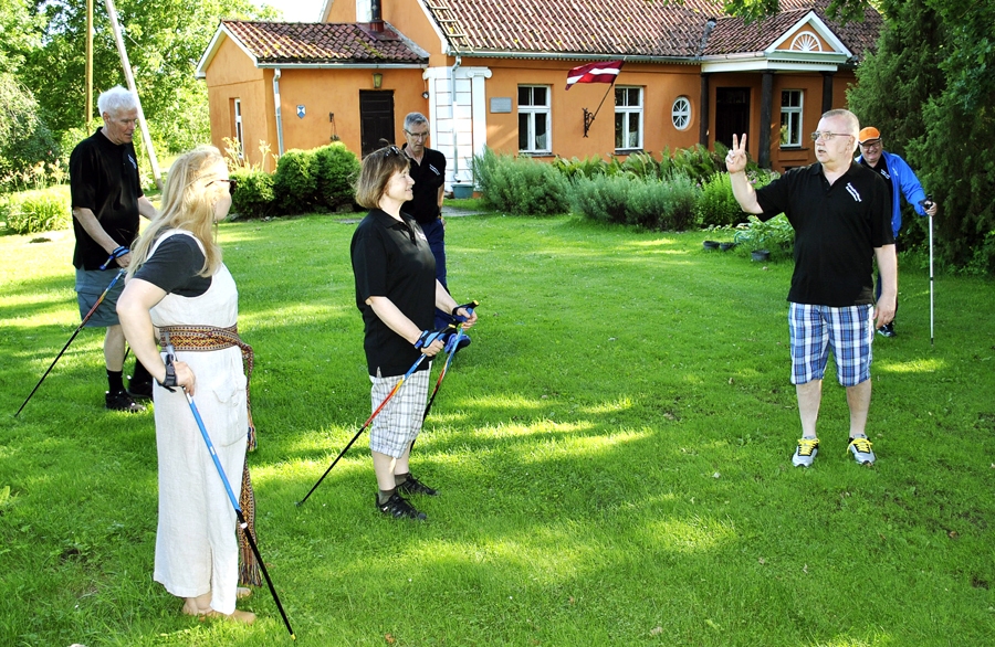 Somu meistari ierādīja, kā soļojot aktīvi izmantojamas nūjas, lai izkustinātu visus muskuļus.
Autors: Antra Ērgle