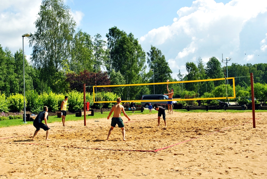 Vecā ezera piekrastes laukumos sestdien risinājās sīvas cīņas Vecumnieku novada pludmales volejbola čempionāta trešajā posmā. 
Autors: Antra Ērgle