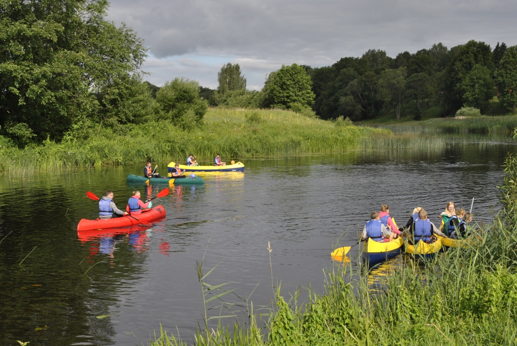 Brauciena starts no Krastiem kaimiņu Neretas novada Mazzalves pagastā piepildīja upi ar līksmiem airētājiem krāsainās laivās.
Autors: Antra Ērgle