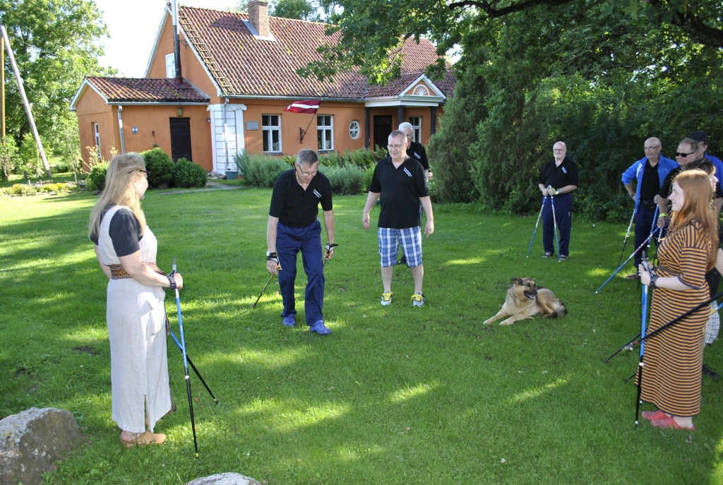 Somu meistari ierādīja, kā soļojot aktīvi izmantojamas nūjas, lai izkustinātu visus muskuļus.
Autors: Antra Ērgle