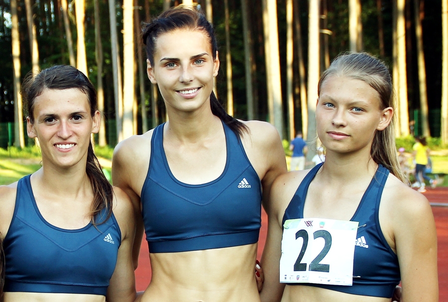 Bauskas novada «zelta» meitenes  – Ilona Dramačonoka (no kreisās), Solvita Dzilnava un Amanda Savicka.
Autors: no «Bauskas Dzīves» arhīva