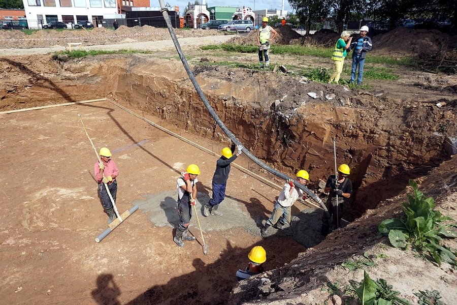 Bauskas baseina būvbedrē trešdien, 20. jūlijā, tika iebetonēta pirmā pamatu kārta. 
Autors: Zane Gorškova