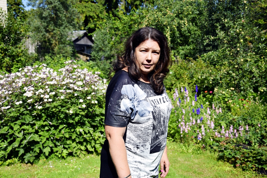 Dace Bolšteina izrāda dārzu, kas patlaban mājas remontdarbu dēļ nedaudz atstāts novārtā, bet tuvākajā laikā to noteikti «uzfrišināšot». 
Autors: Ivars Bogdanovs