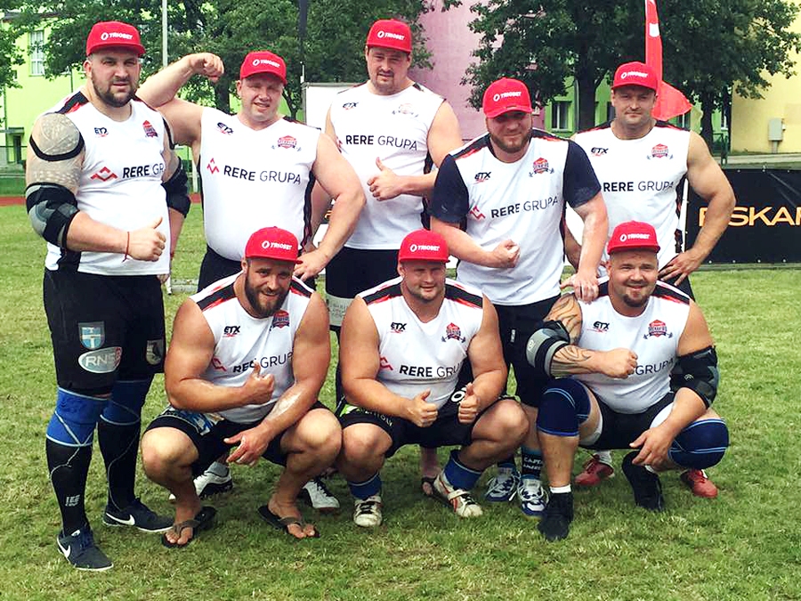 Spēkavīru strongatlona sacīkstēs startēja Otomārs Skreija (no labās pirmajā rindā) un Jānis Ilgavižs (no labās otrajā rindā).
Autors: no stiprinieki.lv.