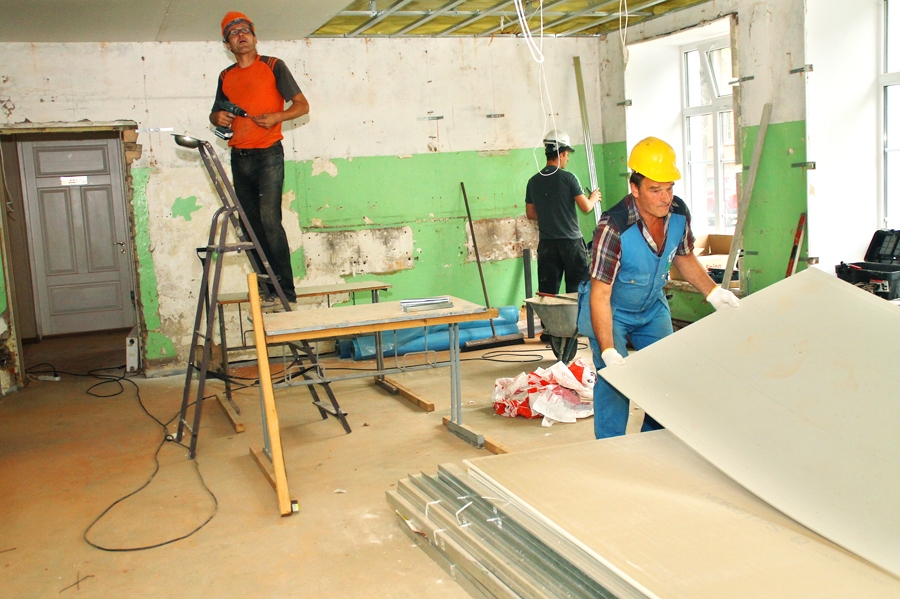 SIA «Būvuzņēmums NR» darbinieki veic Skaistkalnes ēdnīcas pārbūvi.
Autors: Uldis Varnevičs