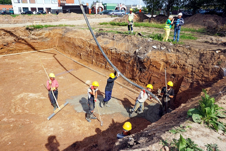 Bauskas baseina būvbedrē trešdien, 20. jūlijā, iebetonēta pirmā pamatu kārta.
Autors: Zane Gorškova
