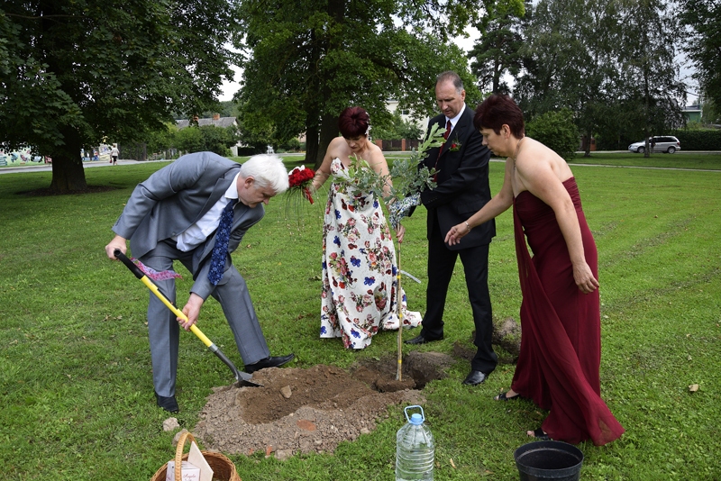 Jaunlaulātie no Rīgas Ivo un Austra Karaškēviči Korfa dārzā iestādījuši ozolu.
Autors: Ivars Bogdanovs