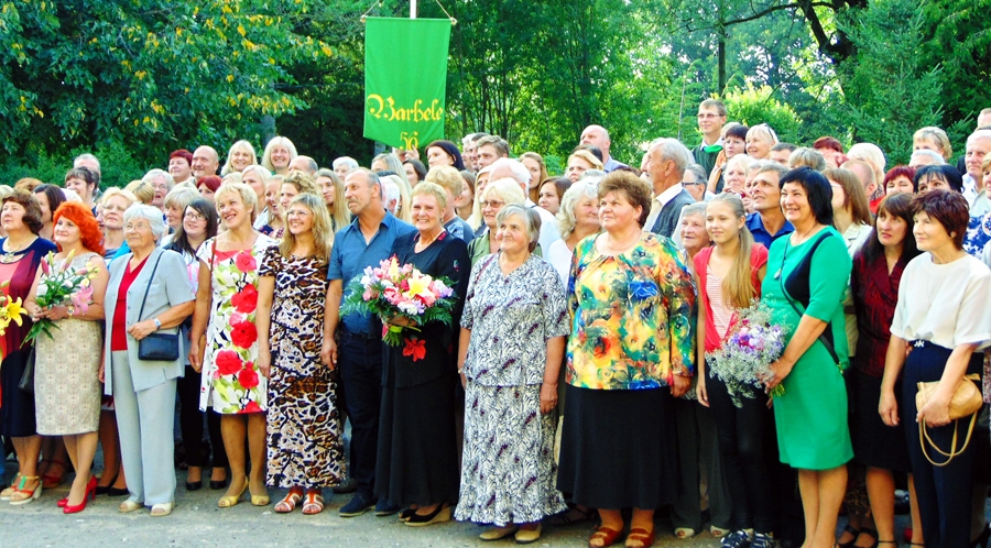Svētku dalībnieku kopbilde. Centrā ar ziediem – skolas pēdējā direktore, 145 gadu jubilejas galvenā organizatore Dace Penķe.
Autors: Vilnis Auzāns