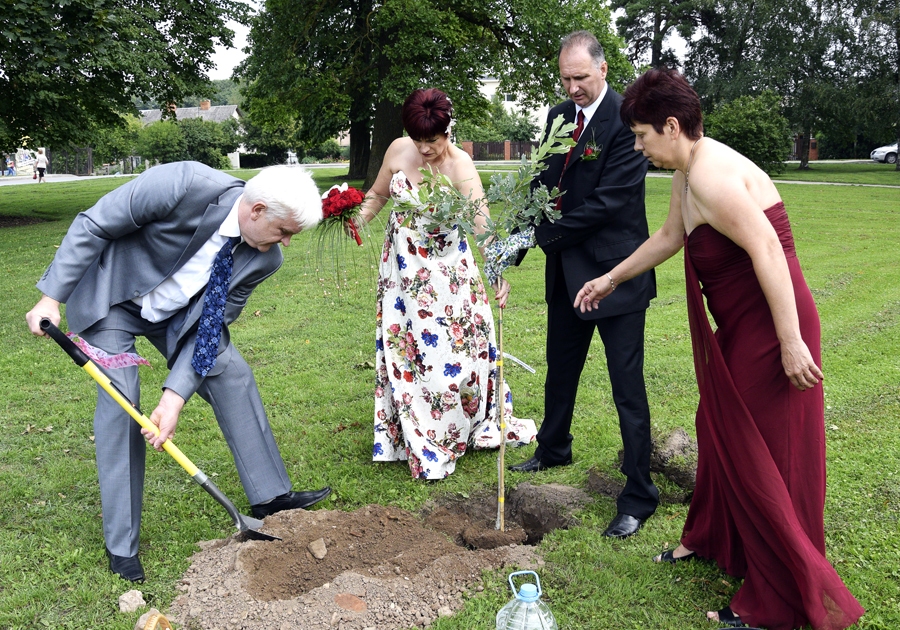 Korfa dārzā laulību dienā Ivo un Austra Karaškēviči kopā ar lieciniekiem stāda ozolu. 
Autors: Ivars Bogdanovs