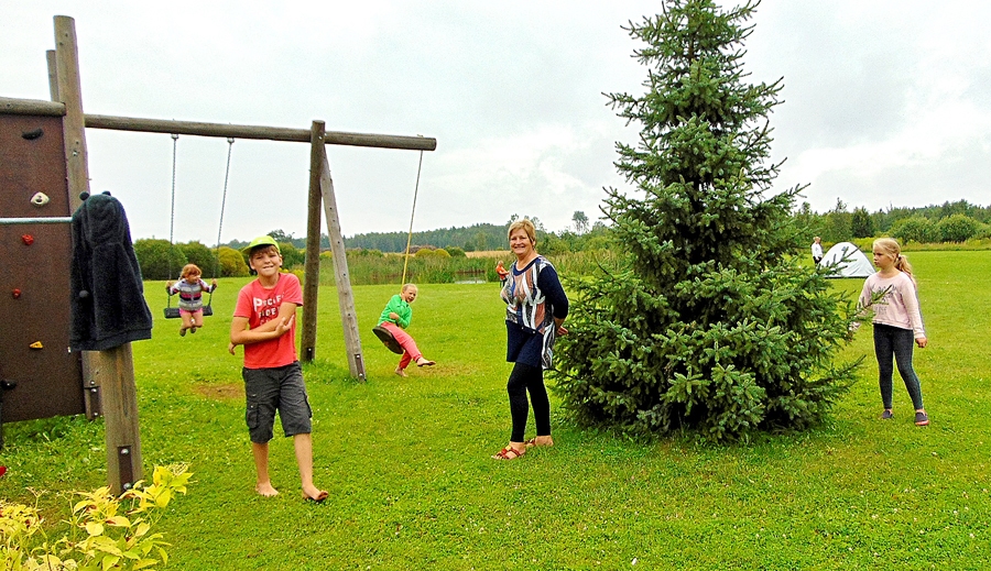 «Līčupēs» omīte Valentīna Trojanovska priecājas kopā ar mazbērniem.
Autors: Vilnis Auzāns