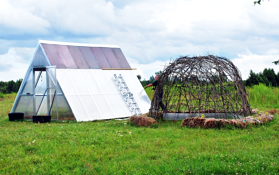 Ekociematā nule ierīkotā siltumnīca ar Saules paneļiem elektrības ieguvei.
Autors: Antra Ērgle