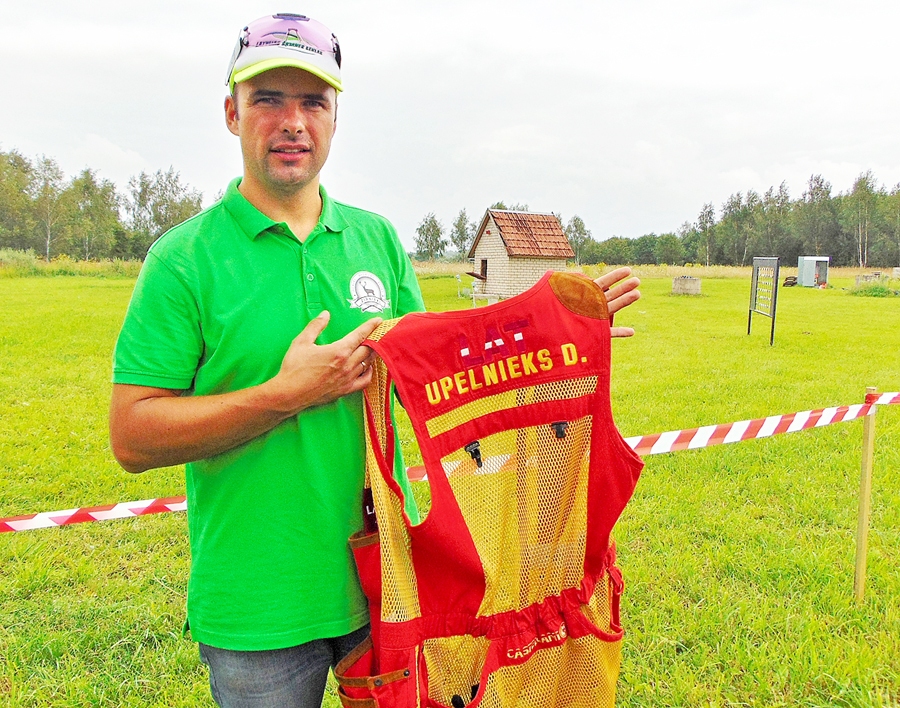 Olimpieša, stenda šāvēja Daiņa Upelnieka, sacensību vestē ar roku izšūts uzvārds un Latvijas valsts nosaukuma saīsinājums.
Autors: Vilnis Auzāns