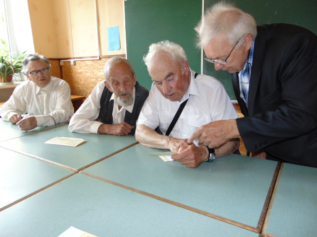 Bārbeles skolas 145 gadu jubilejā bijušie audzēkņi Jānis Veismanis (no kreisās), Andris Andermanis, Jānis Upelnieks un Ivars Smilga aplūko savas jaunības bildes. 
Autors: Vilnis Auzāns