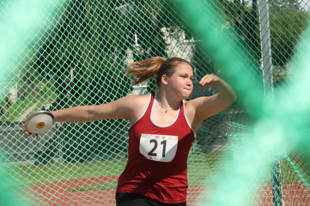 Elīza Puķāne uzvarēja Baltijas valstu sacensībās vieglatlētikā diska mešanā. 
Autors: no «Bauskas Dzīves» arhīva