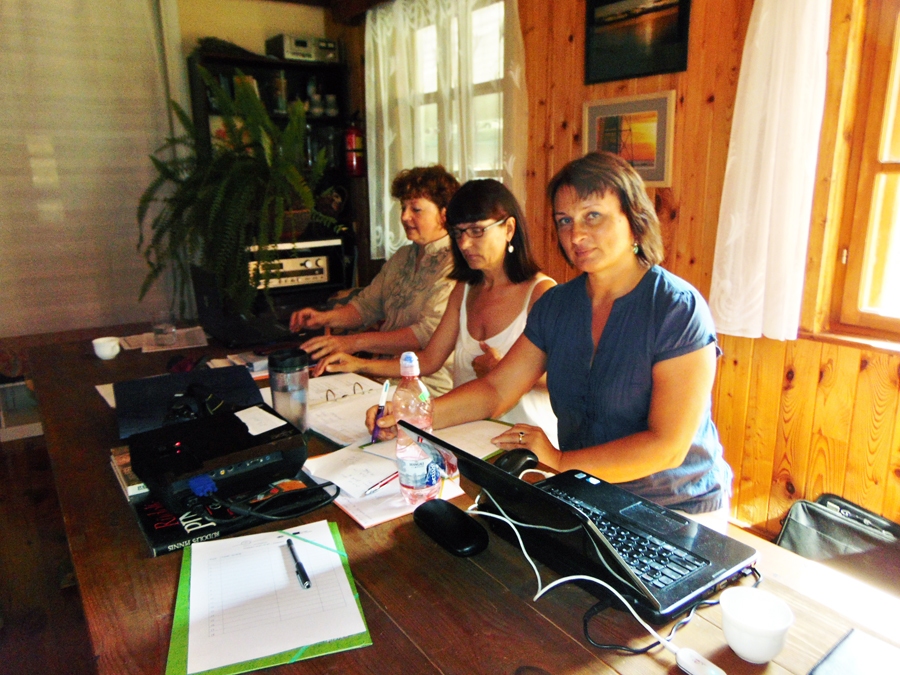 Iecavas vidusskolas pedagoģe Vita Lauciņa-Veinere (no labās) seminārā Ziemupē strādā kopā ar biedrības «Debašu centrs» vadītāju Inetu Drēži un biedrības valdes locekli Dagniju Deimanti.
Autors: Vilnis Auzāns