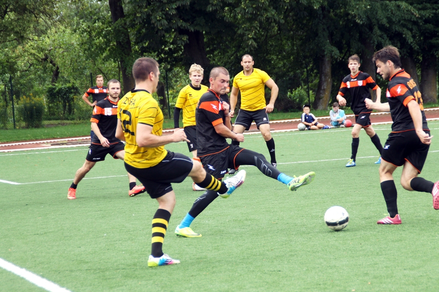 «Uzvara» (dzeltenajos tērpos) cīņā par trešo vietu piekāpās «Bauskas BJSS» vienībai.
Autors: Uldis Varnevičs