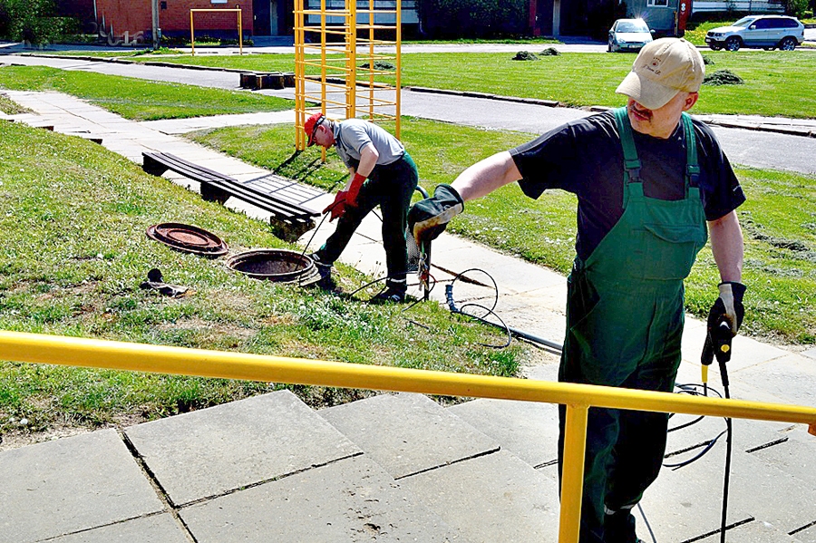 Kanalizācijas cauruļvadu tīrīšana ar hidrodinamisko metodi, izmantojot «Kärcher» aparatūru.
Autors: no SIA «Vides serviss» arhīva.