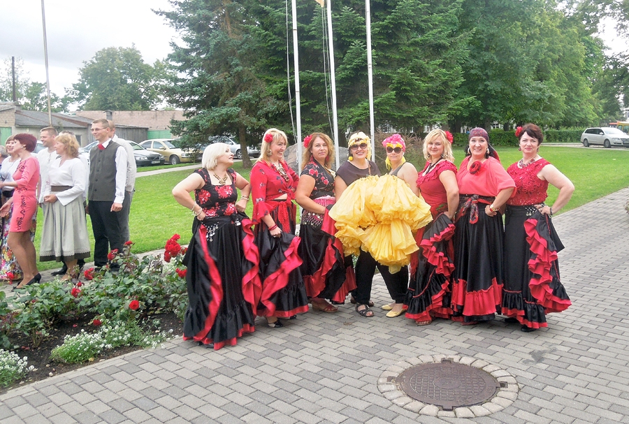 Tumē «ēdampagastu» saietā ciemojās Gailīšu pagasta amatierkopu dalībnieces.
Autors: no albuma.