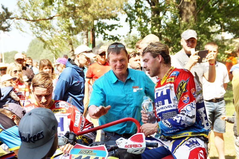 Ēriks Pīlādzis (vidū no kreisās) kopā ar Danielu Vilemsenu pagājušā gada motokrosa sacīkstēs.
Autors: no «Bauskas Dzīves» arhīva